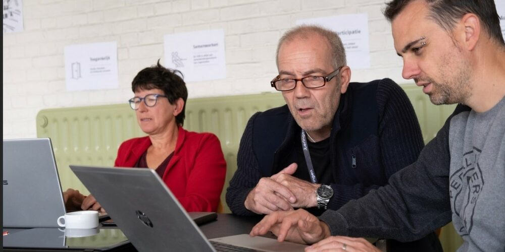 Opbouwwerker Wouter geeft uitleg in INLOOPhuis Beringen-Mijn.