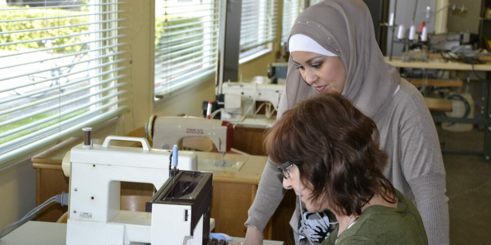 Naaiatelier Harelbeke is een plek waar mensen leren werken met de naaimachine, Nederlands kunnen oefenen en terecht kunnen met een hulpvraag.