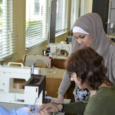 Naaiatelier Harelbeke is een plek waar mensen leren werken met de naaimachine, Nederlands kunnen oefenen en terecht kunnen met een hulpvraag.