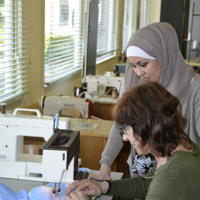 Naaiatelier Harelbeke Is Een Plek Waar Mensen Leren Werken Met De Naaimachine, Nederlands Kunnen Oefenen En Terecht Kunnen Met Een Hulpvraag.