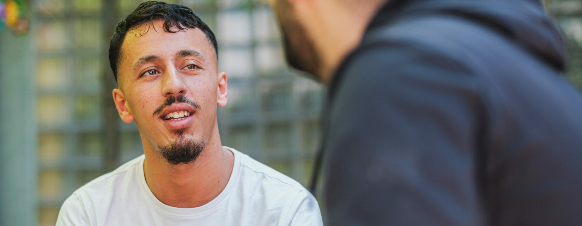 Vrijwilliger Younes in gesprek