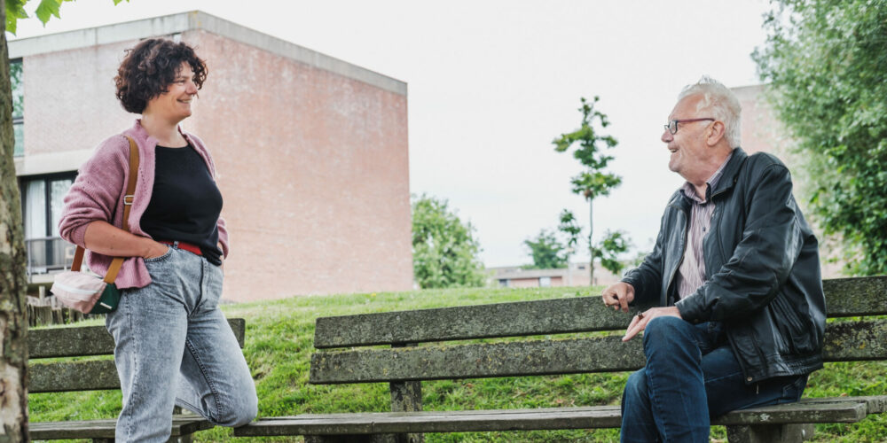 Opbouwwerker Tineke Gaat In Gesprek Met Een Wijkbewoner