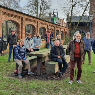 Opbouwwerker Linde En De Zorgzame Buren Van Moorslede. Zorgzame Buurten Zorgen Ervoor Dat Niemand Door De Mazen Van Het Net Glipt.