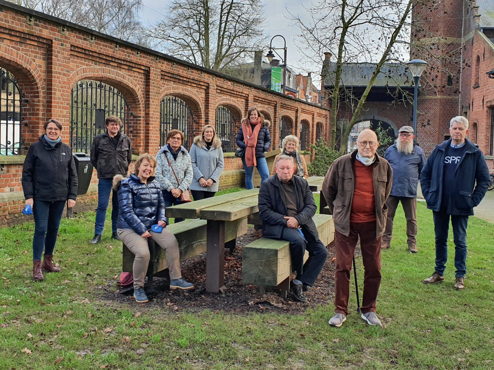 Opbouwwerker Linde en de zorgzame buren van Moorslede. Zorgzame Buurten zorgen ervoor dat niemand door de mazen van het net glipt.