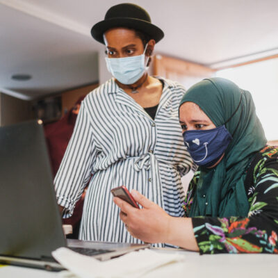 Een vrouw werkt met de computer in één van de Antwerpse buurtwerken.