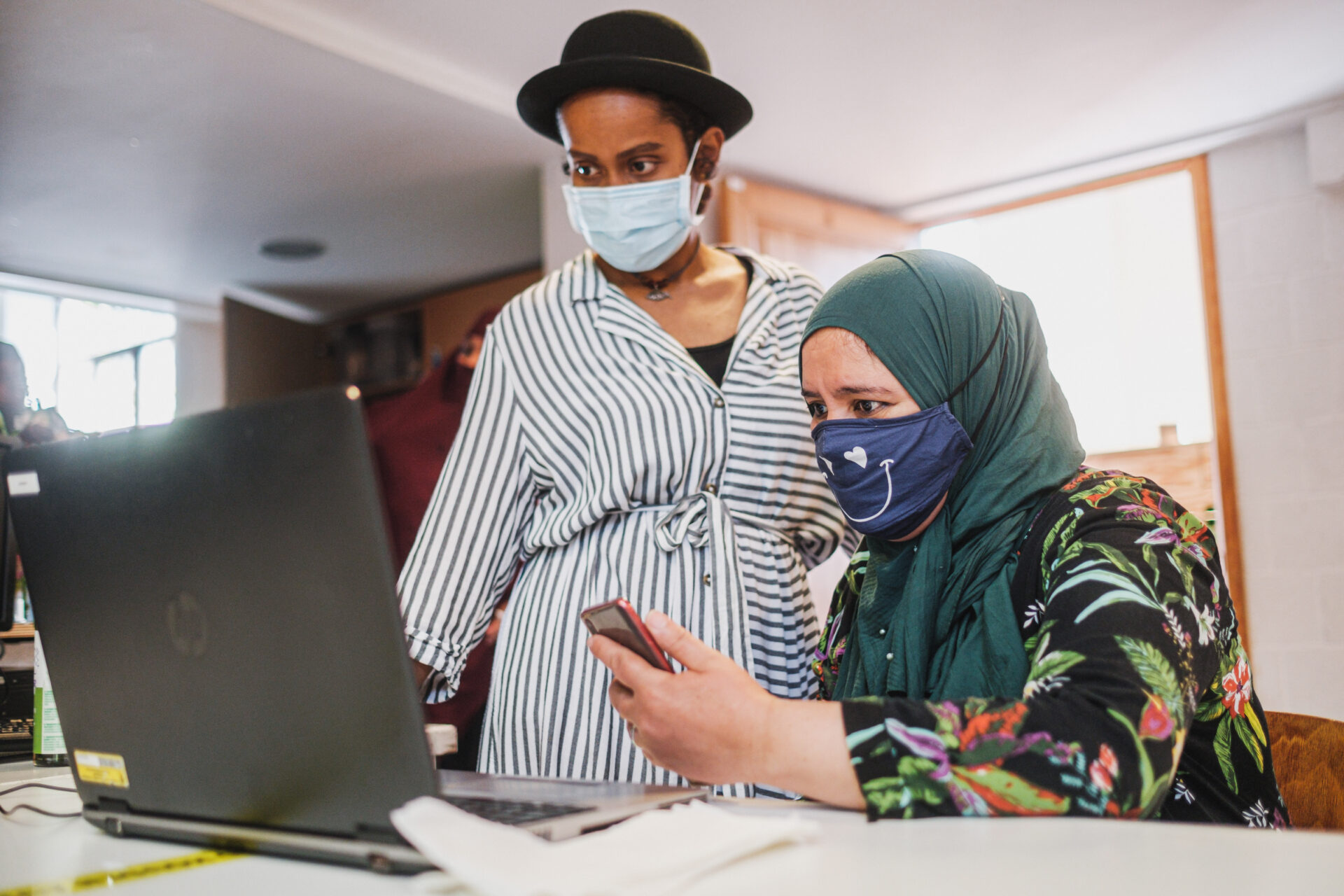 Een vrouw werkt met de computer in één van de Antwerpse buurtwerken.