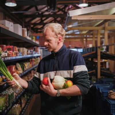 In de solidaire winkel Het Perron winkelt iedereen aan een rechtvaardige prijs