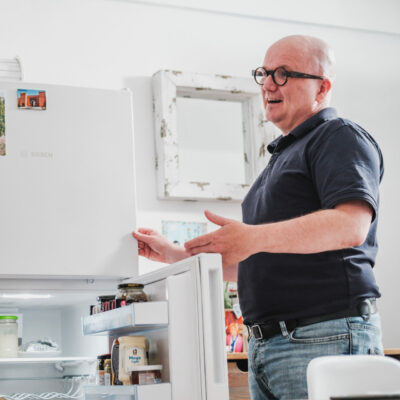 Opbouwwerker Stefan bij een energiezuinige koelkast van het project Papillon