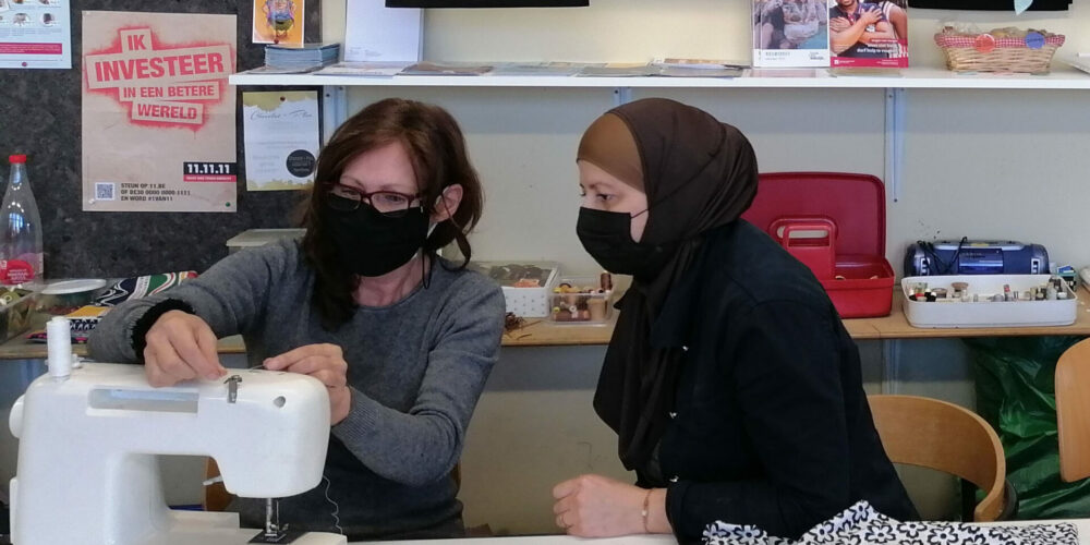 Naaiatelier Harelbeke is een plek waar mensen leren werken met de naaimachine, Nederlands kunnen oefenen en terecht kunnen met een hulpvraag.