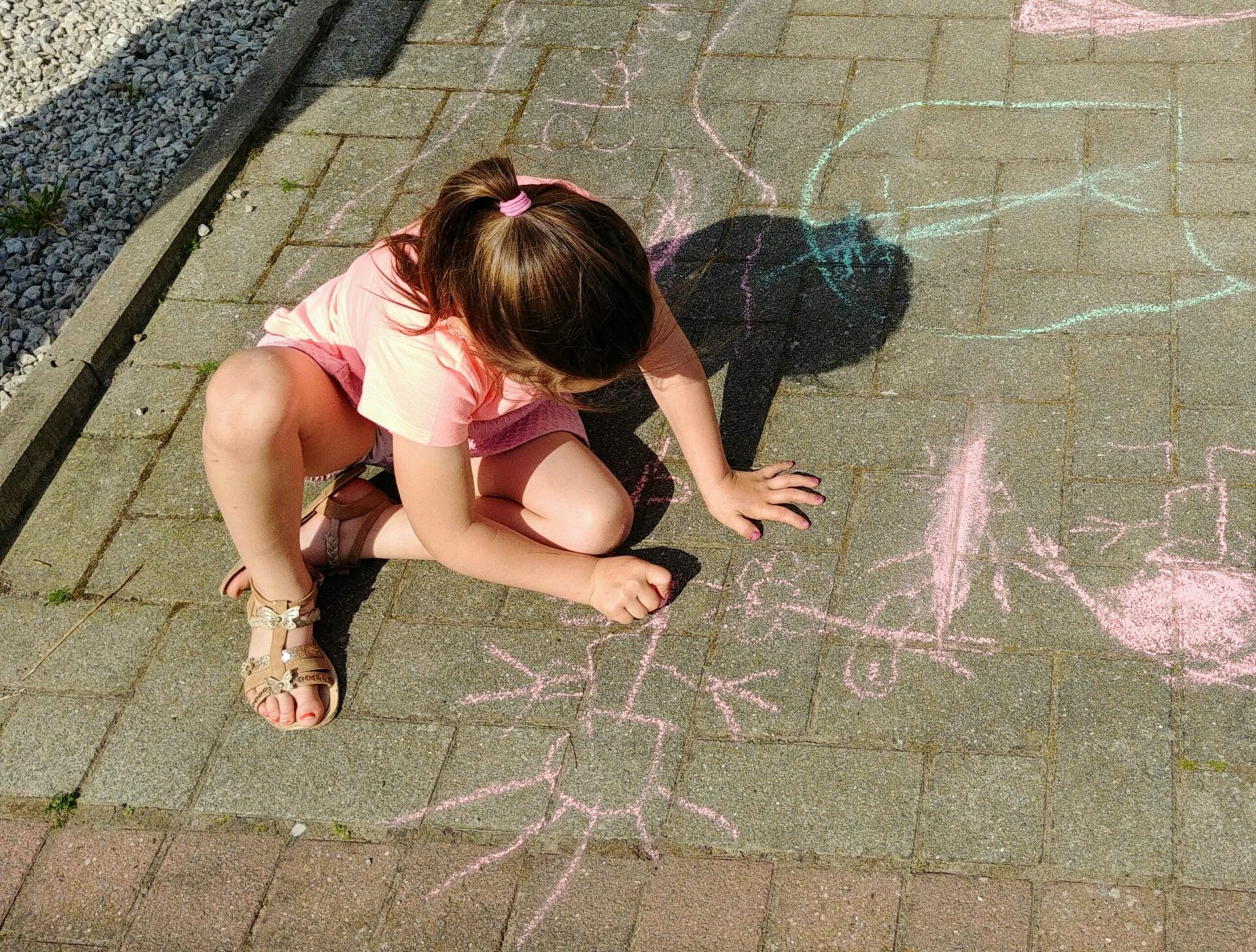 Krijtactie zorgt voor warmte en creativiteit in de Ronsese aandachtsbuurten