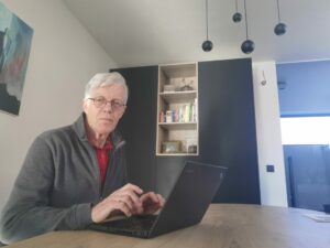 vrijwilliger Jan in Digipunt