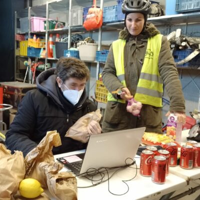 Zanger Tom Helsen achter de kassa van mobiele kruidenier