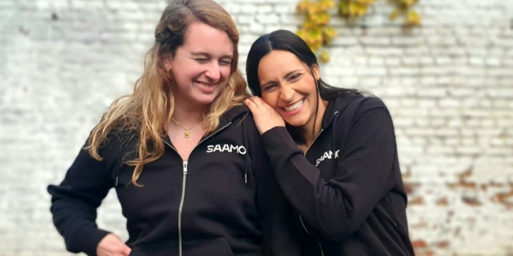 Blije opbouwwerkers in SAAMO-trui
