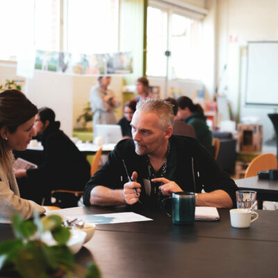 Opbouwwerkers in gesprek tijdens de STEK-dag