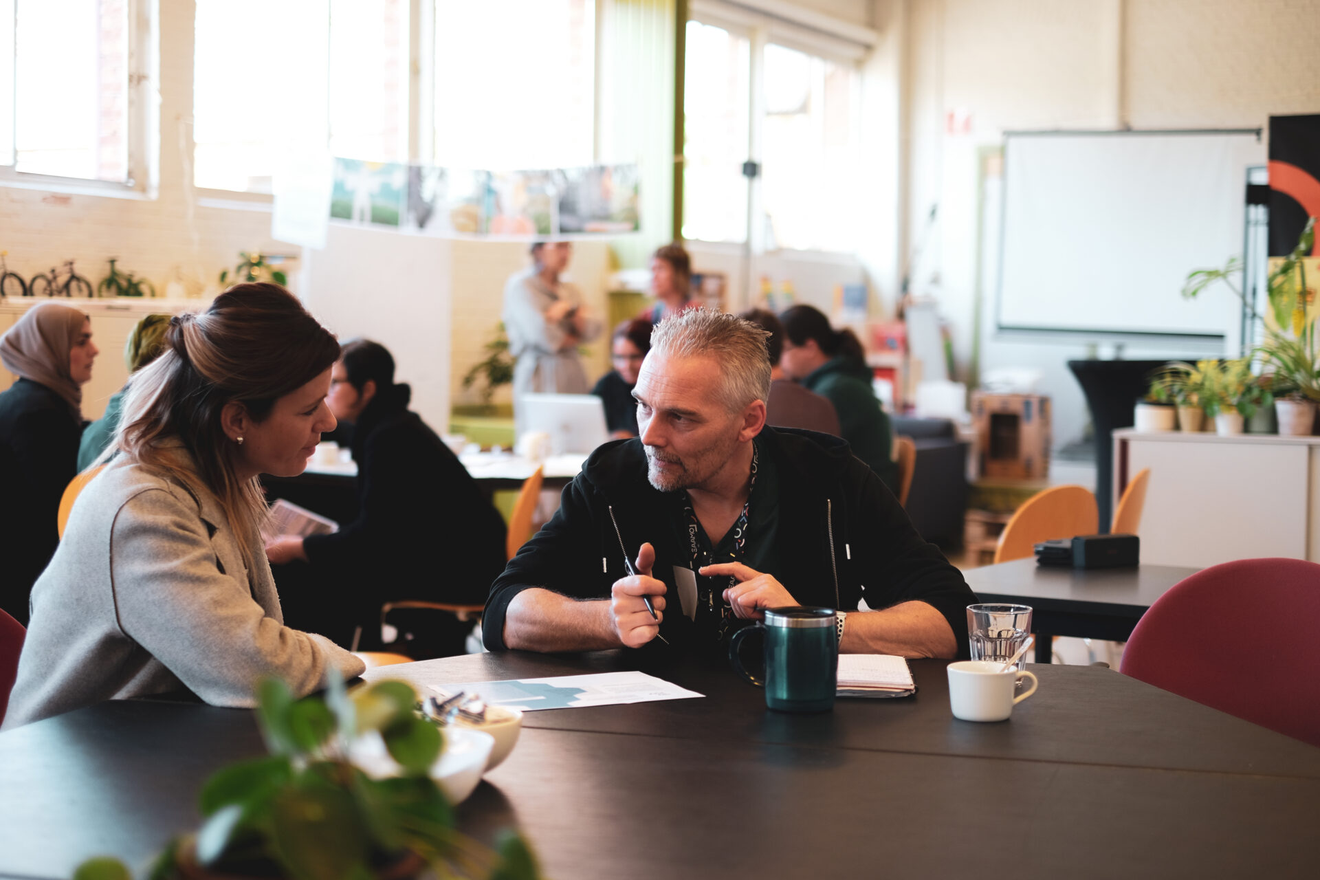 Opbouwwerkers in gesprek tijdens de STEK-dag