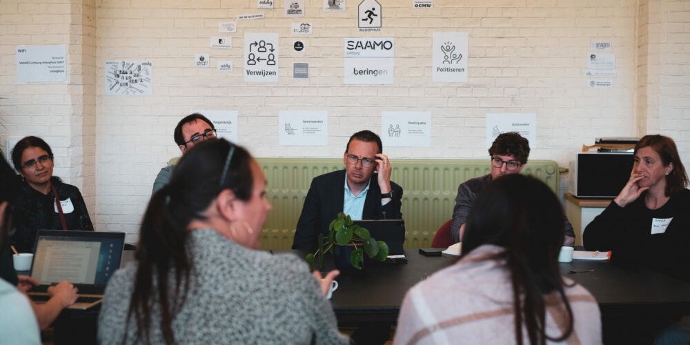 minister Wouter Beken in gesprek met opbouwwerkers
