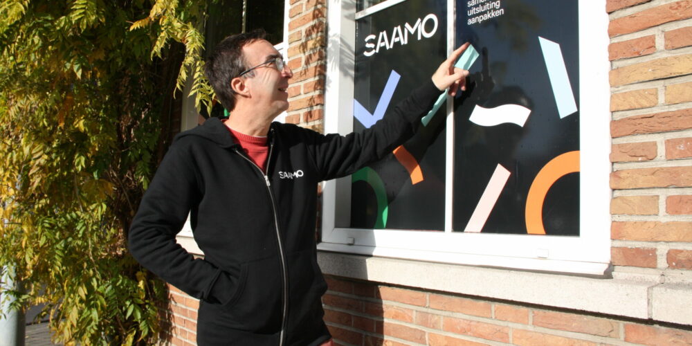 Opbouwwerker voor raam in SAAMO-stijl