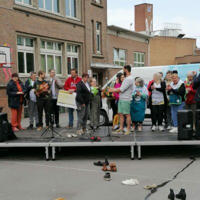 Open Armen blaast 10 kaarsjes uit