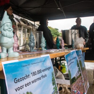 Veel kabaal, reizende huizen en kampeertenten tegen falend woonbeleid
