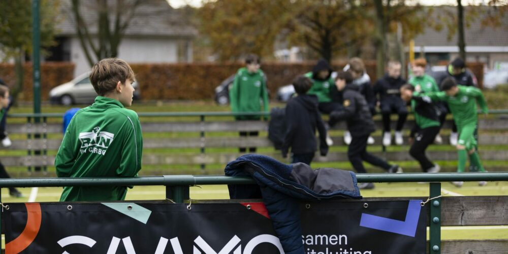 Jonge voetballers in Zelzate.