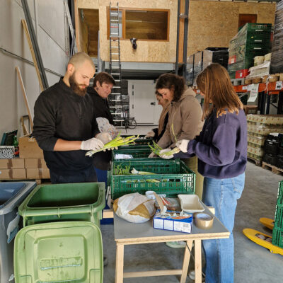 Checken en sorteren van voedseloverschotten voor levering
