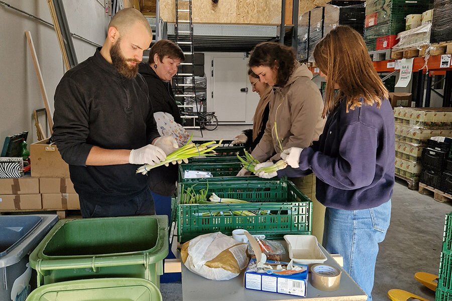 Checken en sorteren van voedseloverschotten voor levering