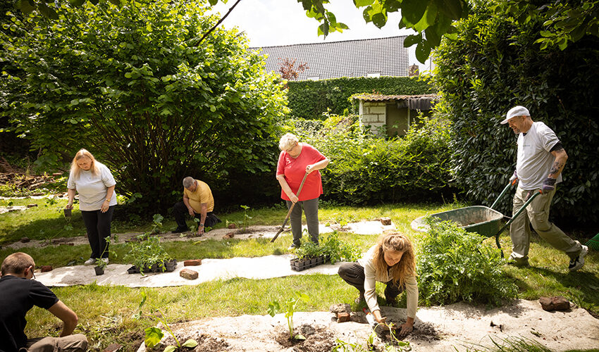 Open Armen vzw helpt moestuin bij partner opzetten