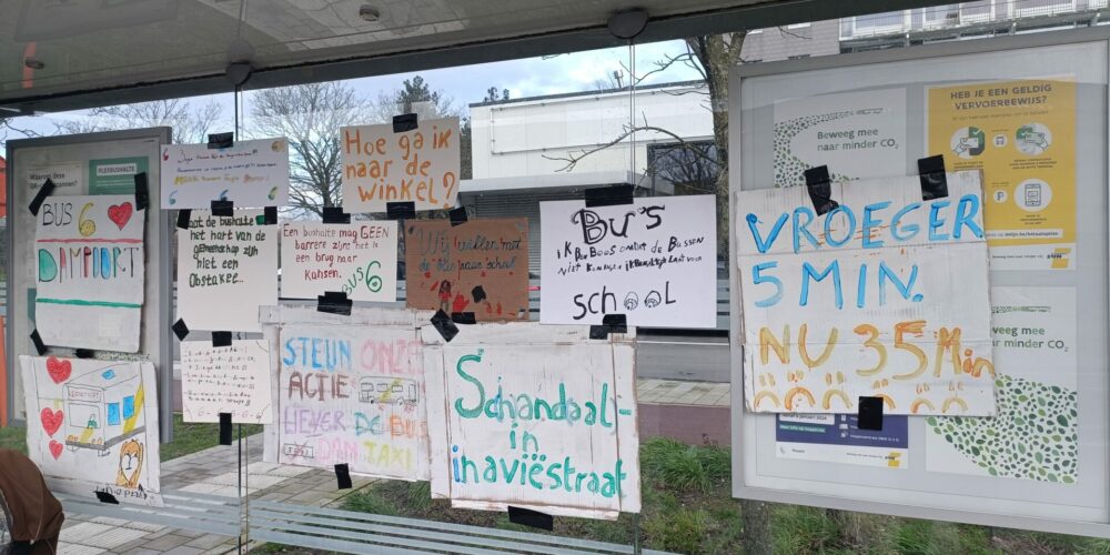 Affiches en tekeningen aan een bushalte bij de Scandinaviëstraat in Gent.