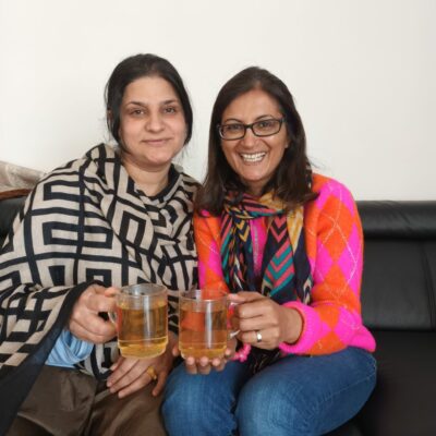 Shazia en onderwijsopbouwwerker Rukhsana.