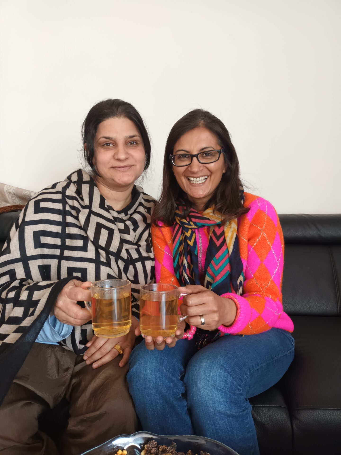 Shazia en onderwijsopbouwwerker Rukhsana.