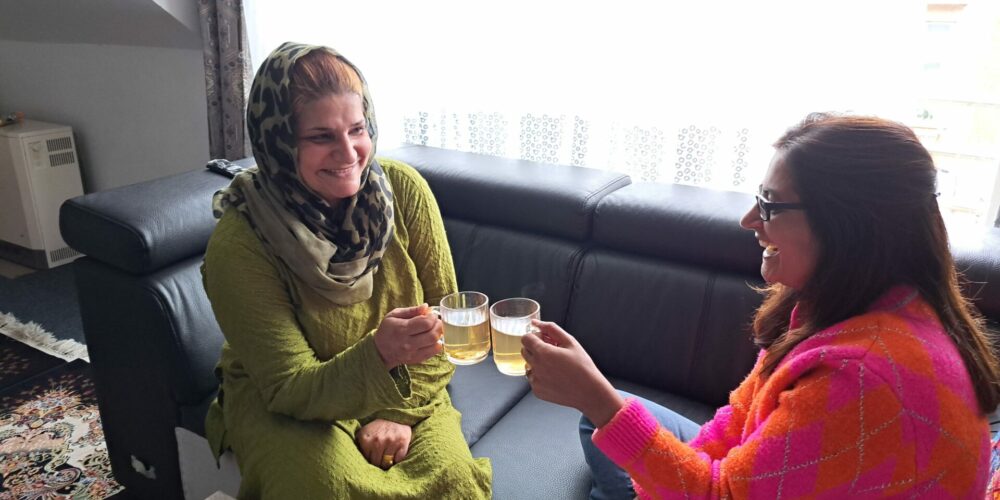 Shazia met onderwijsopbouwwerker Rukhsana.