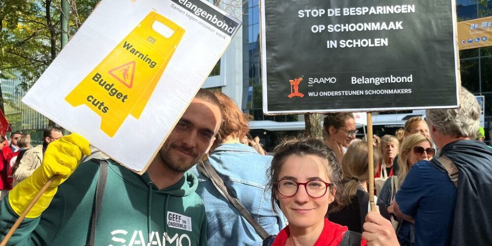 Opbouwwerkers Zehra en Thijs tijdens een actie voor betere arbeidsvoorwaarden voor schoonmakers.
