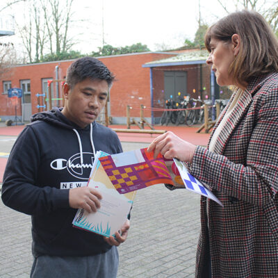 Nadja van Unelma geeft uitleg over het vrijetijdsaanbod voor kinderen in de buurt