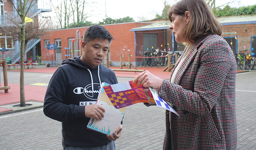 Nadja van Unelma geeft uitleg over het vrijetijdsaanbod voor kinderen in de buurt