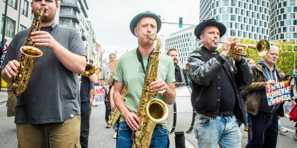 Muzikanten tijdens de Parade van het Groot Verzet.