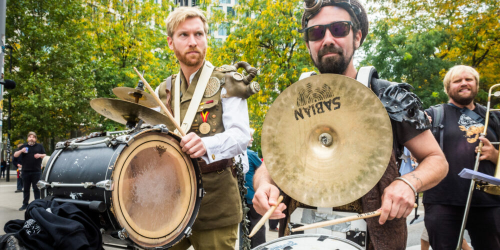 Muzikanten tijdens de Parade van het Groot Verzet.