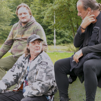 Kurt, Emmanuel en Vincent zitten op een bankje in het park