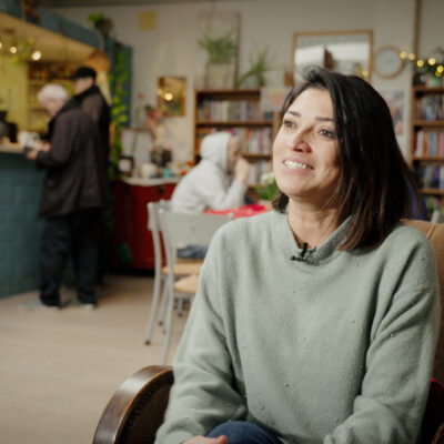 Nurhayat getuigt in een video over hoe sociale bescherming haar vooruit hielp.