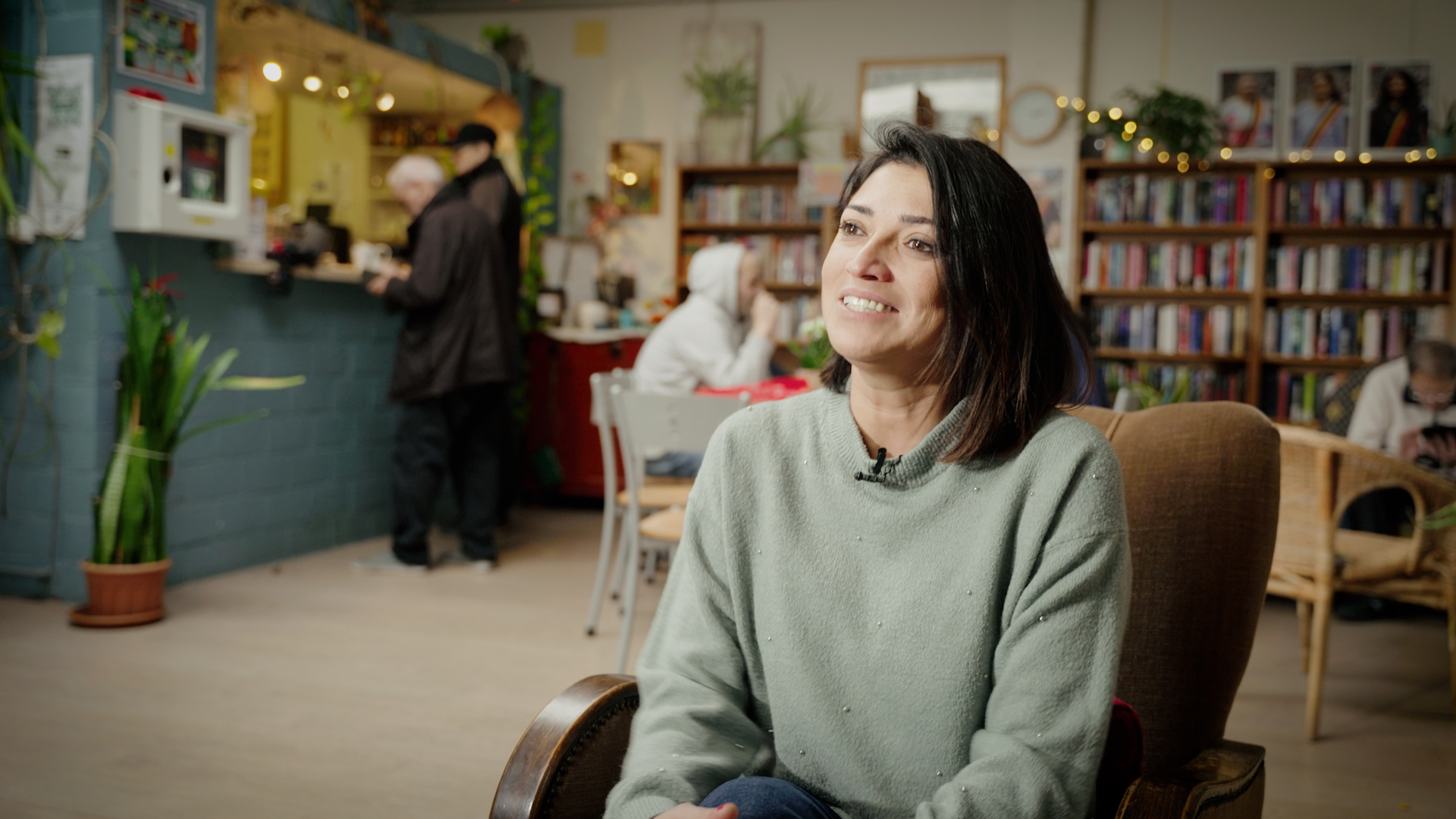 Nurhayat getuigt in een video over hoe sociale bescherming haar vooruit hielp.