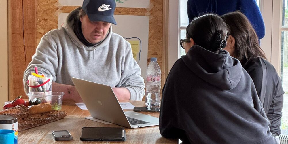 foto interieur WoonMobiel bewoner en architectuurstudenten aan het werk