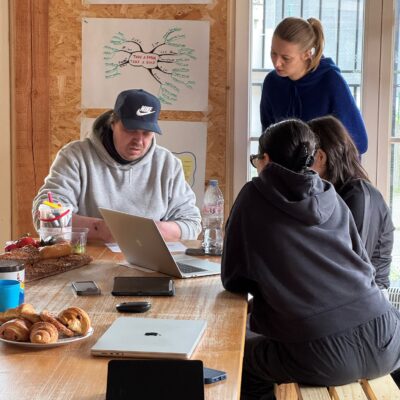 foto interieur WoonMobiel bewoner en architectuurstudenten aan het werk
