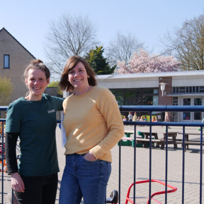 Katrien Geysens & Jolien Praet aan speelplaats