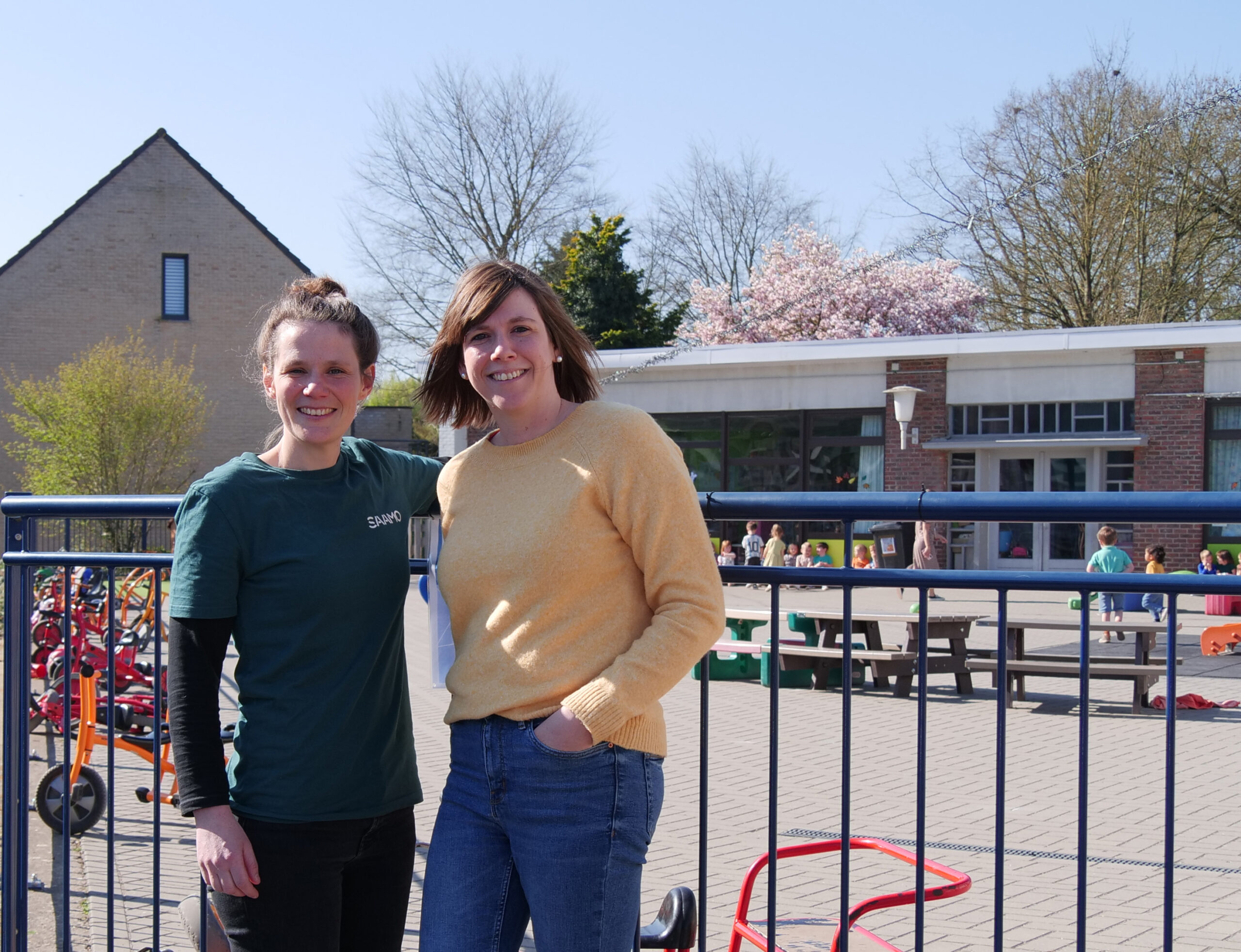 Katrien Geysens & Jolien Praet aan speelplaats