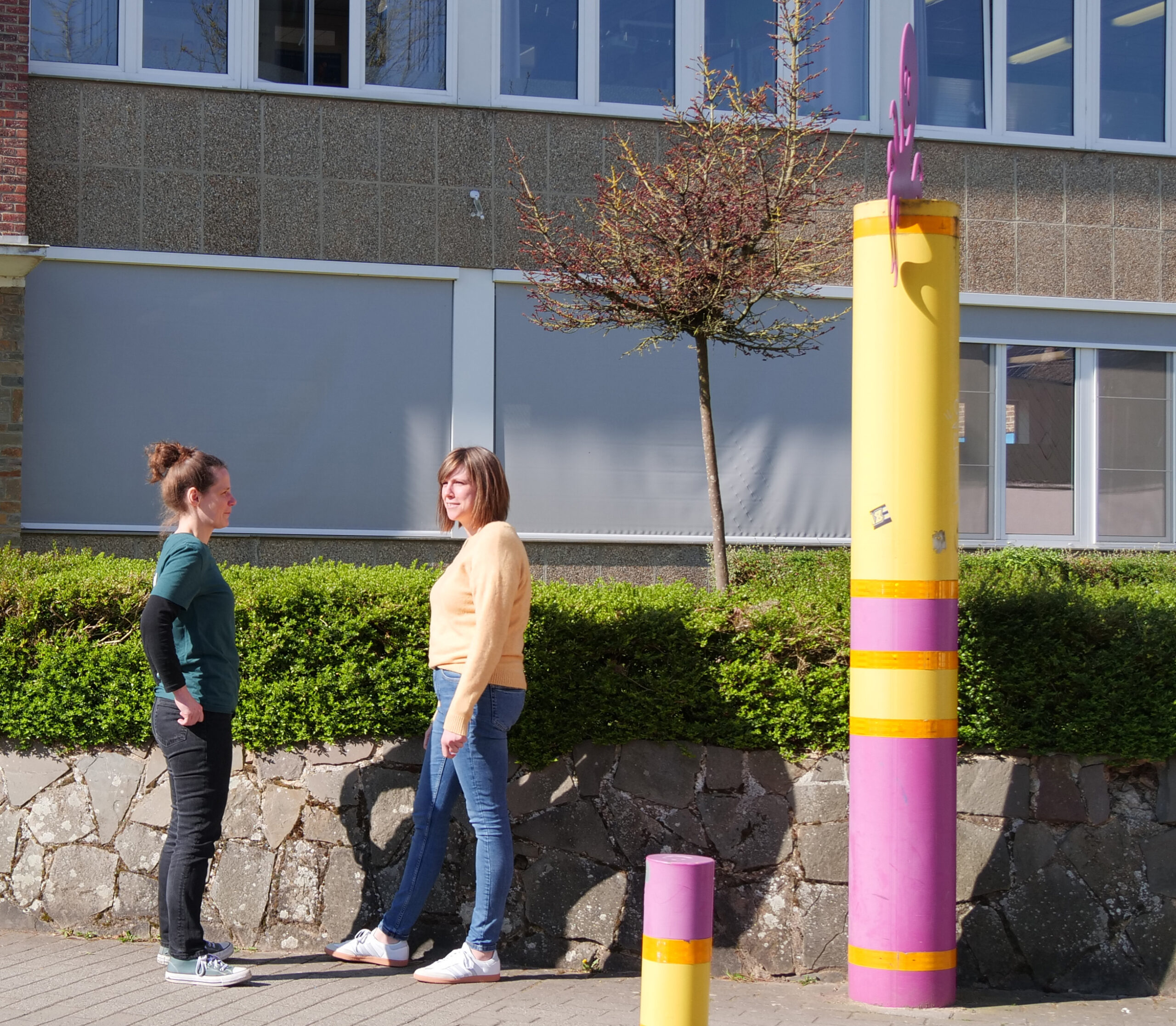 Katrien Geysens & Jolien Praet aan de schoolpoort