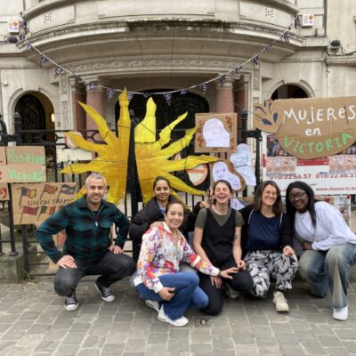 opbouwwerkers en projectdeelnemers van SAAMO Brussel team mensen zonder wettig verblijf poseren voor de ondernemershub in Schaarbeek
