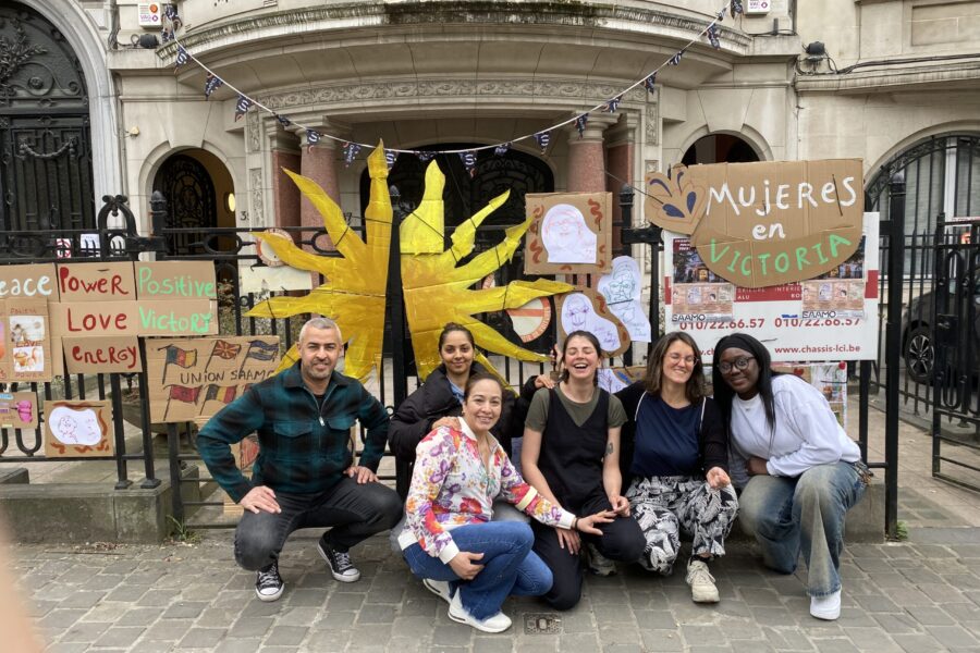 opbouwwerkers en projectdeelnemers van SAAMO Brussel team mensen zonder wettig verblijf poseren voor de ondernemershub in Schaarbeek