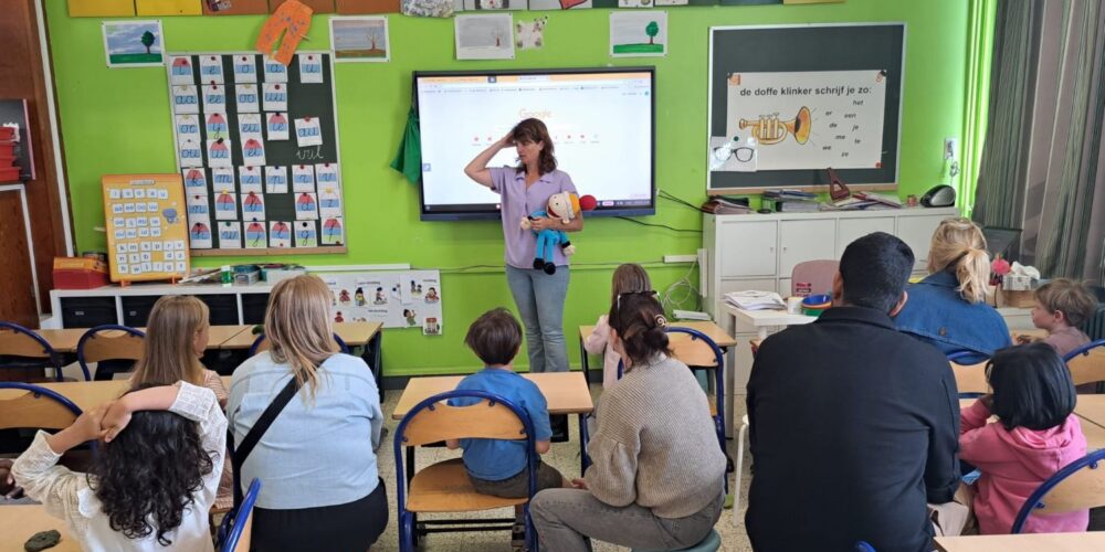 ouder en kind in de klas