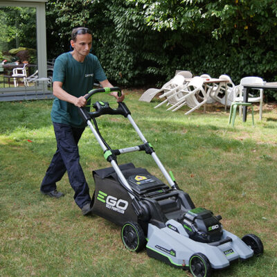 medewerkers van wijkonderneming klusse-lo aan het klussen in tuin
