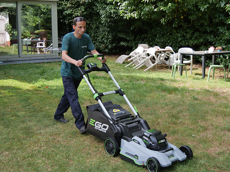 medewerkers van wijkonderneming klusse-lo aan het klussen in tuin