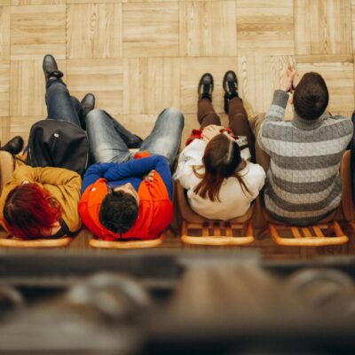 Mensen die aan het wachten zijn.